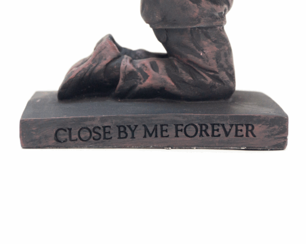 Sculpture Called to pray young boy - imagine 4